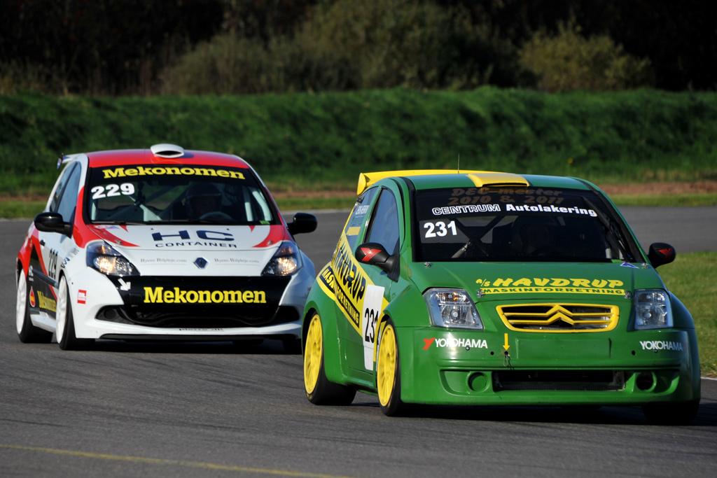 HM Motorsports lille grøngule Citroën C2 er favorit i to-liters divisionen og dark horse til generalsejren ved OK Padborg Open.